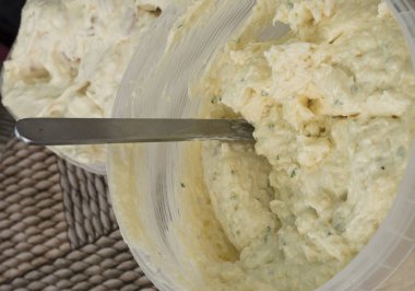 Sarımsak, yeşil ve beyaz soğan, plastik bardak ve bıçakta.