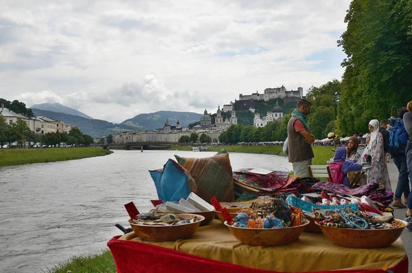 Salzburg Austria Sierpnia 2016 Zdjęcie Redakcyjne Rzeki Salzach Hohensalzburgiem Wzgórzu — Zdjęcie stockowe
