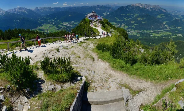 8 augusztus 2016-ban, a szerkesztői fotó a sas fészek a turisták, Berchtesgaden. — Stock Fotó