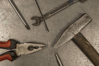 Çek Cumhuriyeti 'nde metal plaka üzerinde çalışma araçları