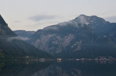 Yazın yağmurlu bir günde Hallstatt Panoraması, Avusturya