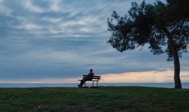 Seaside, Savudria, Hırvatistan gün batımını izlemek adam