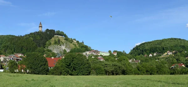 Panorama i Štramberk staden med Truba tower, Tjeckien — Stockfoto