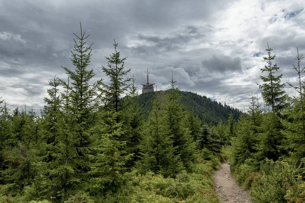 Lysa hora κορυφή το καλοκαίρι με πομπό πύργο, Τσεχική Δημοκρατία — Φωτογραφία Αρχείου