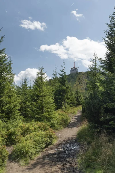 Pico Lysa hora en verano con torre transmisora, República Checa — Foto de Stock