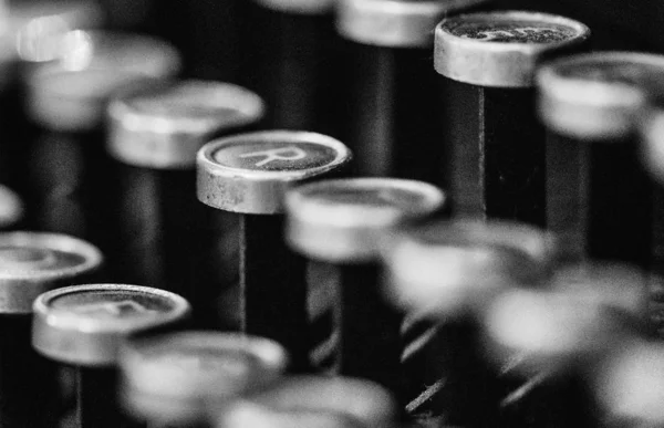 Teclado viejo de la máquina de escribir en detalle, Europa — Foto de Stock