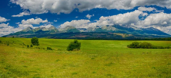 Panorama extra ancho de las altas montañas Tatras Eslovaquia — Foto de Stock