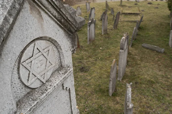 Antigo cemitério judeu na primavera — Fotografia de Stock
