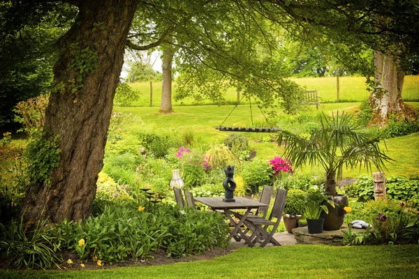 Jardim agradável casa de verão na Inglaterra na aldeia — Fotografia de Stock