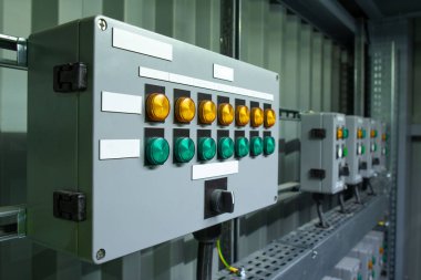 Çek Cumhuriyeti 'nde beyaz boş masalarla korunan eski kutunun yeşil ve turuncu işaretli kontrol paneli