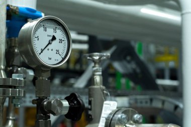 Kurulum alanında hidrolik manometre, Çek Cumhuriyeti