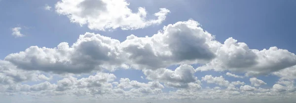 Ein Blauer Himmel Mit Schönen Großen Flauschigen Wolken — Stockfoto