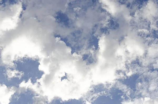 Ein blauer Himmel mit schönen großen, flauschigen Wolken, Europa — Stockfoto