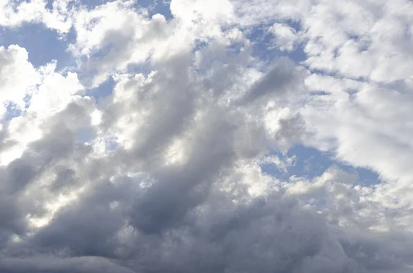 Ein blauer Himmel mit schönen großen, flauschigen Wolken, Europa — Stockfoto