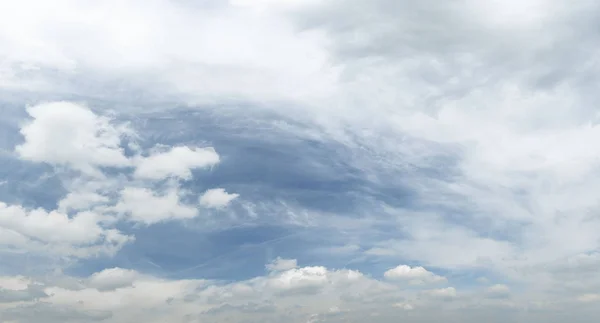 Ein blauer Himmel mit schönen großen, flauschigen Wolken — Stockfoto