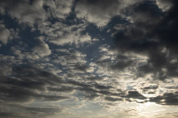Céu Dramático Azul Com Nuvens — Fotografia de Stock