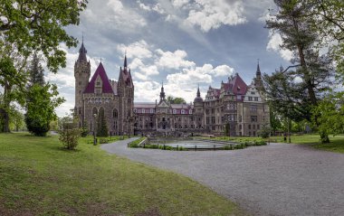 Yazın güneşli bir günde Moszna Kalesi Panoraması, Polonya