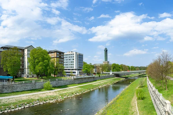 Bardzo szeroka panorama na Ostrawę nowy ratusz z rzeki Ostravice. Republika Czeska — Zdjęcie stockowe