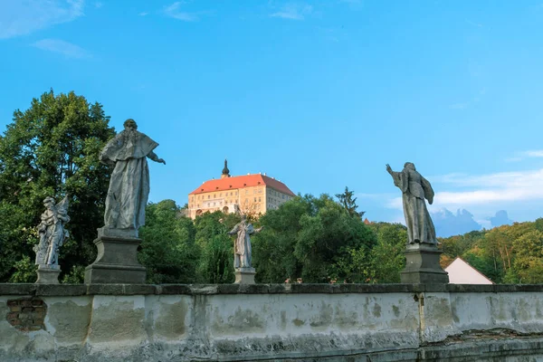 Namest nad Oslavou castle in the summer with bridge. Czech Republic. — Stock Photo, Image