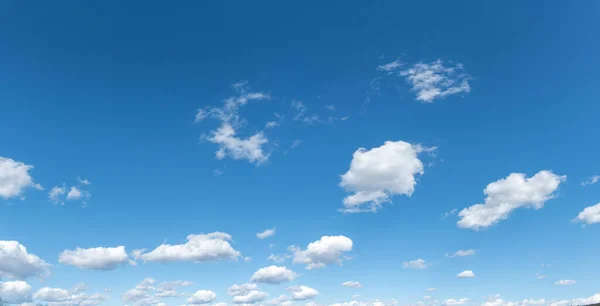 Ein blauer Himmel mit schönen großen, flauschigen Wolken, Europa — Stockfoto