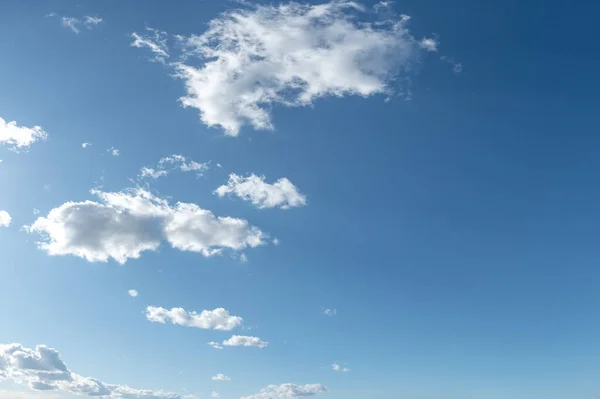 Ein blauer Himmel mit schönen großen, flauschigen Wolken, Europa — Stockfoto