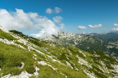 Vogel yaz boyunca güneşli ve bulutlu bir günde zirve, Sija zirvesinden manzara, Julian Alpe, Slovenya