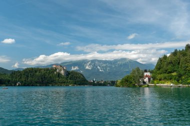 Bled Gölü 'nün arka planında Kanlı Kale ve dağlar, Slovenya