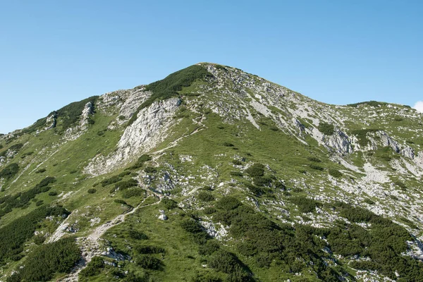 Szczyt Sija latem w słoneczny i pochmurny dzień, widok ze ścieżki na szczyt Sija, Julian Alpe, Słowenia — Zdjęcie stockowe