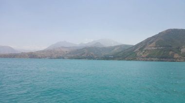 Dağlar arasında yer alan manzara büyük göl.