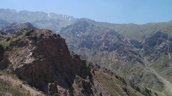 Hoş nefes yüksek dağ serin havada olmak.