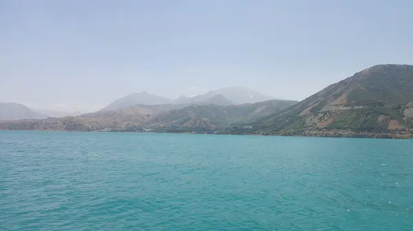 Dağlar arasında yer alan manzara büyük göl.