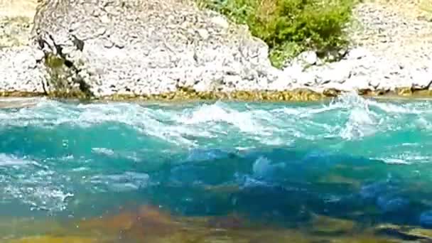 Snelle en koele rivier Ugam in berg Tasjkent — Stockvideo
