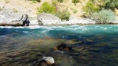 Hızlı ve güzel nehir Ugam dağ Taşkent