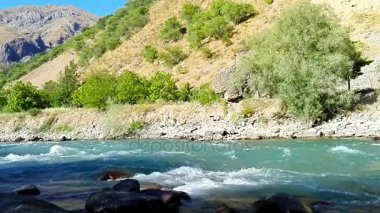 Hızlı ve güzel nehir Ugam dağ Taşkent