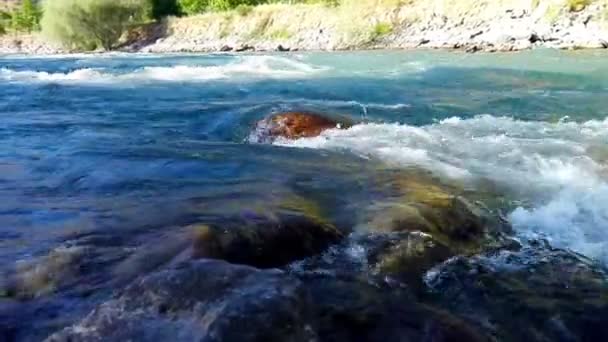 Río rápido y fresco Ugam en la montaña Tashkent — Vídeos de Stock