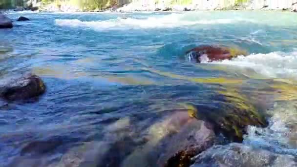 Rychlý a chladné řeky Ugam v horských Taškent — Stock video
