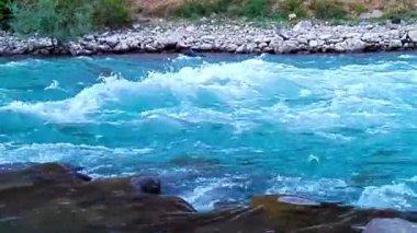 Hızlı ve güzel nehir Ugam dağ Taşkent