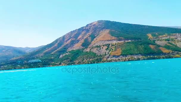 Der schöne See inmitten der Berge in Taschkent. — Stockvideo