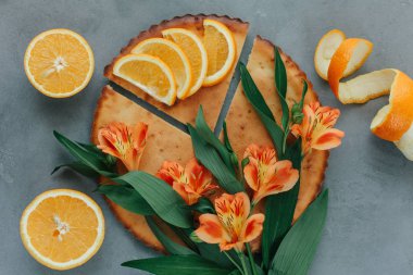 Portakallı gazoz ve alstroemeria ile dekore edilmiş pasta Üstten Görünüm 