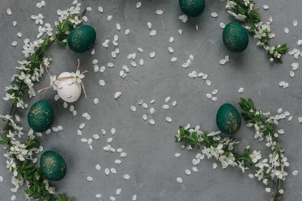 Composición Pascua Con Huevos Pintados Con Ramas Florecientes Alrededor — Foto de Stock