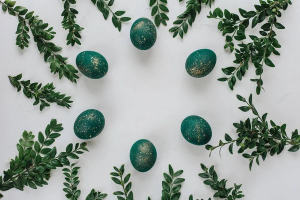 Пасхальная Композиция Окрашенными Зелеными Яйцами Ветвями — стоковое фото