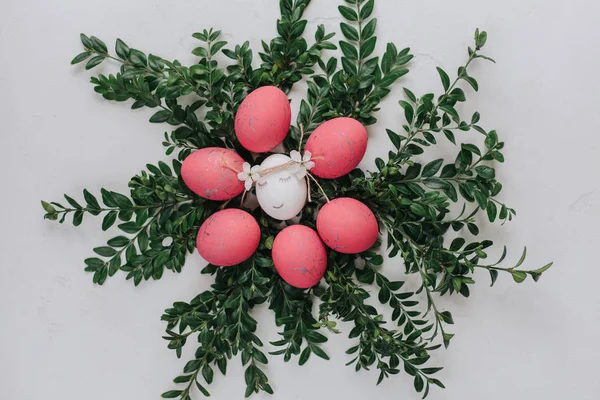 Composición Pascua Con Huevos Pintados Huevo Blanco Con Cara Centro — Foto de Stock