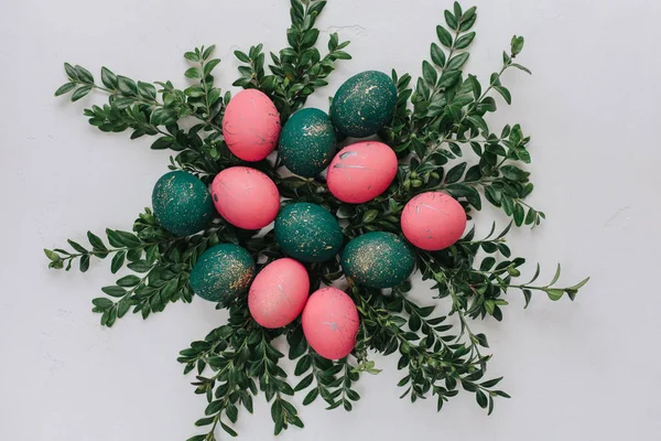 Composición Pascua Con Huevos Pintados Ramas Verdes — Foto de Stock