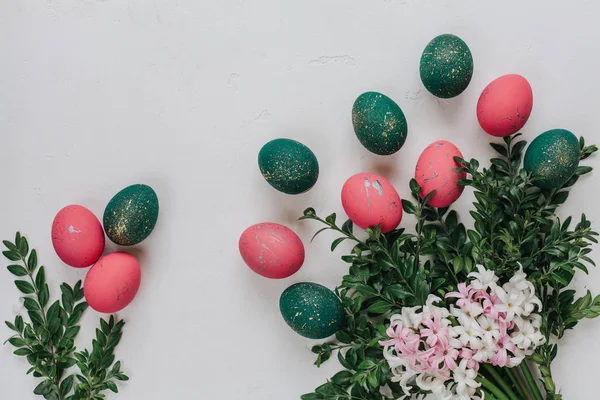 Vista Superior Huevos Rosados Verdes Con Ramo Jacinto Ramas Verdes — Foto de Stock