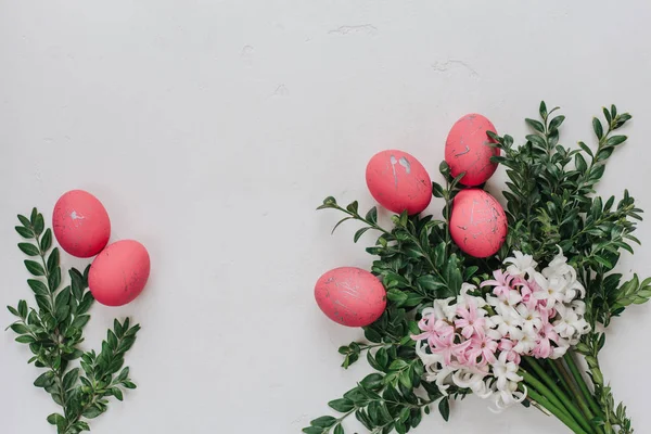 Vista Superior Huevos Rosados Con Ramo Jacinto Ramas Verdes — Foto de Stock