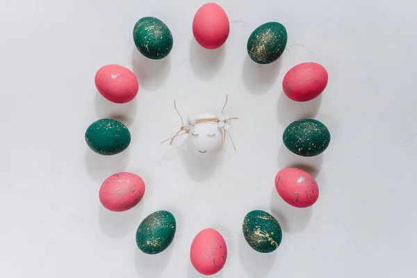 Composición Pascua Con Huevos Coloridos Círculo Huevo Blanco Con Cara — Foto de Stock