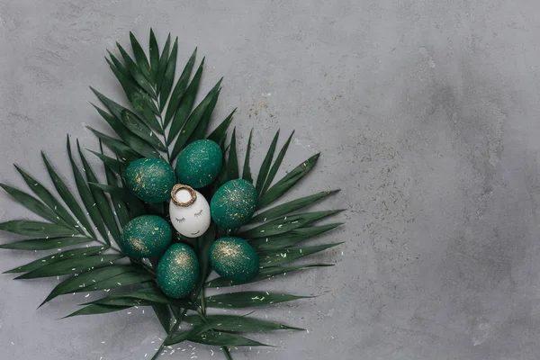 Composición Pascua Con Huevos Verdes Pintados Hojas Palma — Foto de Stock