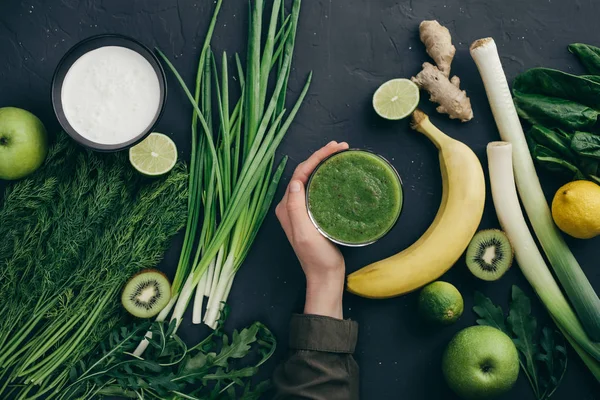Weibliche Hand Mit Frischem Obst Und Gemüse Smoothie Auf Schwarzem — Stockfoto