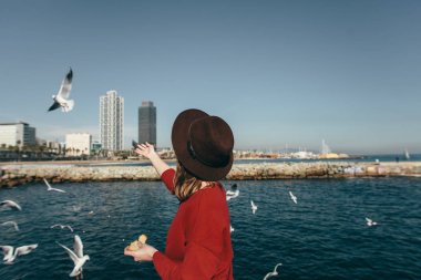 Kız kuşlar deniz özgürlük mutluluk Barcelona İspanya