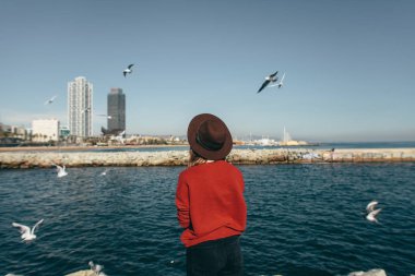 Kız kuşlar deniz özgürlük mutluluk Barcelona İspanya